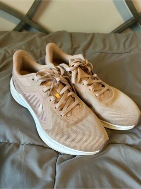 Nike Women’s size 7 Light Taupe Women's Mesh Running Sneakers - LIKE NEW